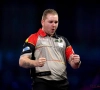 🎥 Dimitri Van den Bergh mist op een haar na een 9-darter en gaat moeizaam naar de volgende ronde in Bahrein