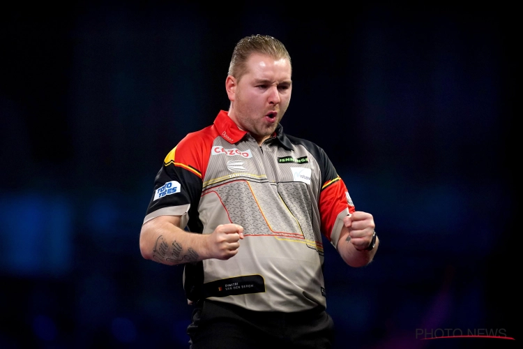 🎥 Dimitri Van den Bergh mist op een haar na een 9-darter en gaat moeizaam naar de volgende ronde in Bahrein